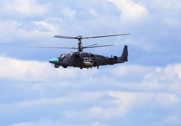 Бойовий вертоліт у польоті — стокове фото